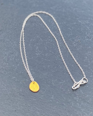Cadwen Deilen aur / gold leaf pebble necklace